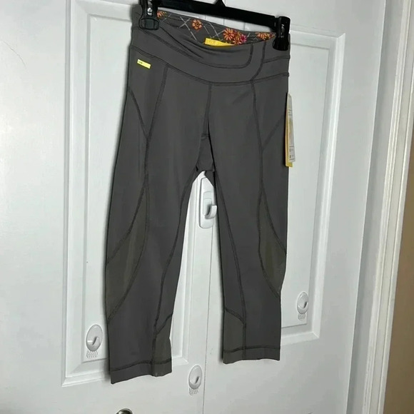NWT LOLE RUN CAPRIS LOLE LEGGINGS XS GREY WITH YELLOW TRIM LOGO  REG 80$ - Picture 1 of 14